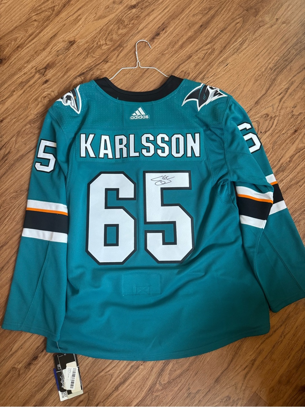 Hand signed adidas Teal Erick
Karlsson Jersey.
Brand new with tags